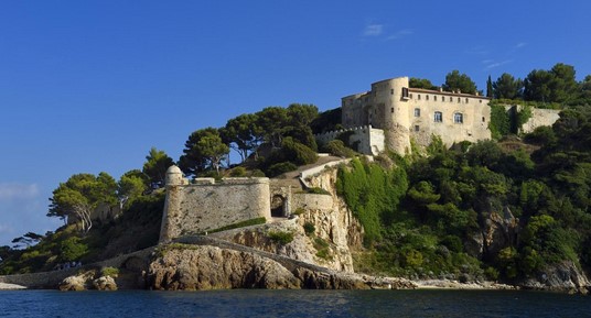 L’attribut alt de cette image est vide, son nom de fichier est fort-Brégancon.jpg.