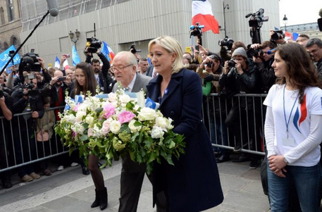 L’attribut alt de cette image est vide, son nom de fichier est gerbe-le-pen.png.